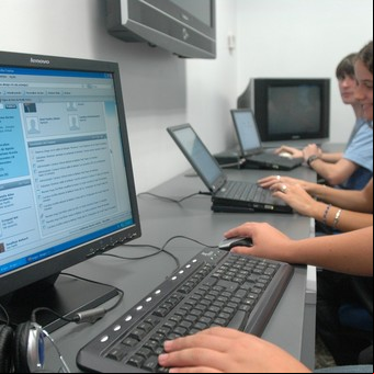 Los alumnos que juegan online rinden mejor que los que usan redes sociales
