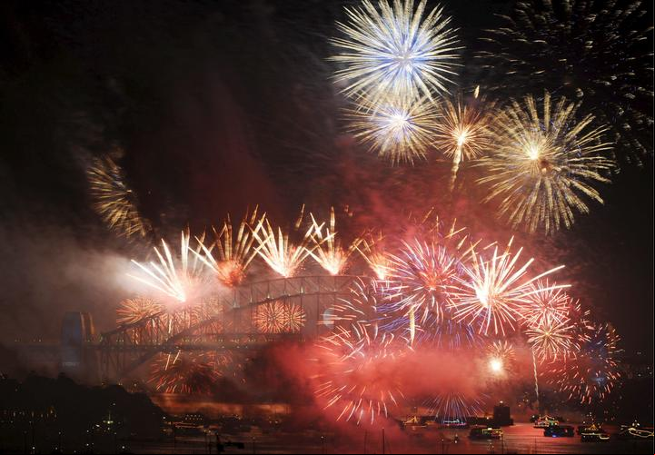 Fuegos artificiales explotan sobre el puerto de Sídney, Australia EFE/Dean Lewins