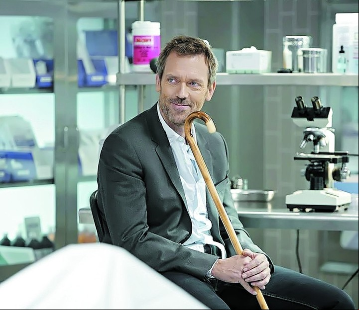 Hugh Laurie, interpretando a House.