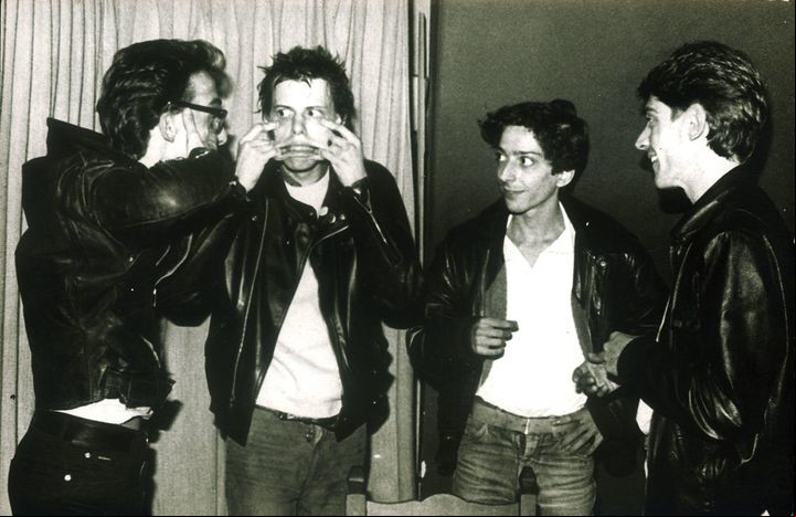 Stuka y Pil (Los Violadores) divierten a Julio y Federico Moura.