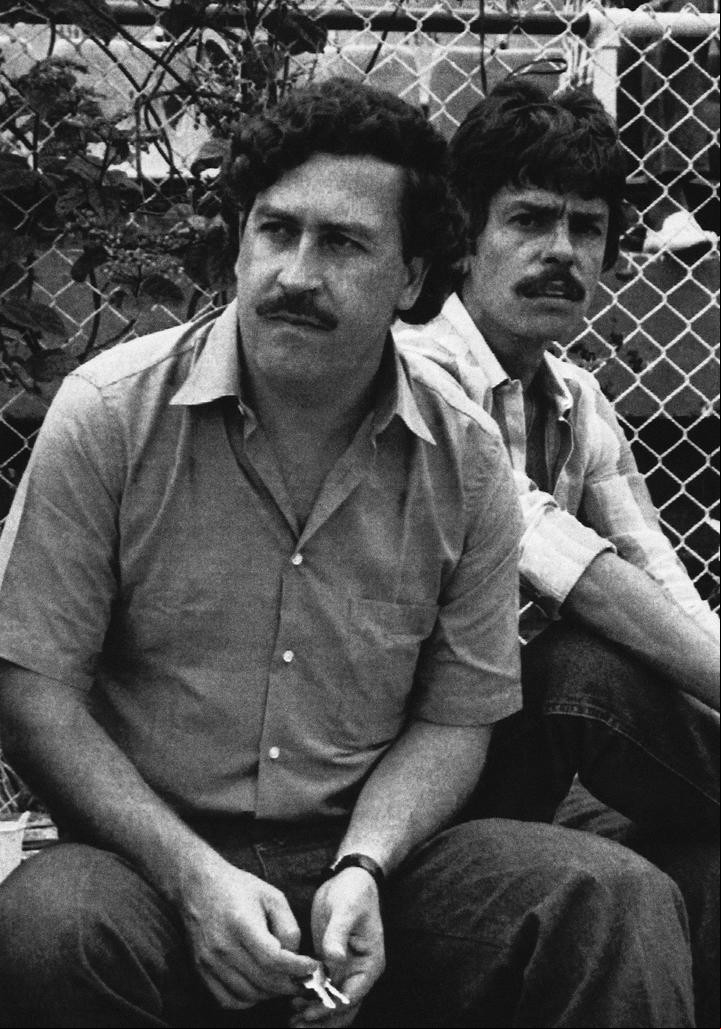 En esta foto de 1983, el jefe del cartel de Medellín Pablo Escobar mira un partido de fútbol en Medellín, Colombia. Jairo Velasquez Popeye (AP Photo, Archivo)