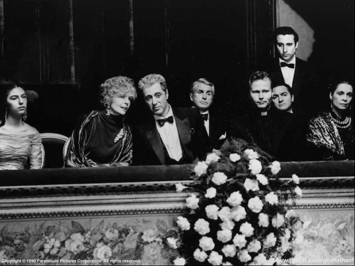 El final de “El Padrino III” (1990) de Francis Ford Coppola transcurre en la sala de un teatro de ópera.
