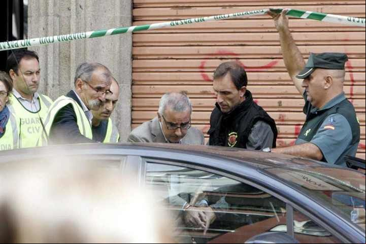 Alfonso Basterra siendo ingresado a un coche de la policía. Foto: EFE