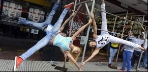 El baile del caño le cambió el ritmo a la avenida Corrientes