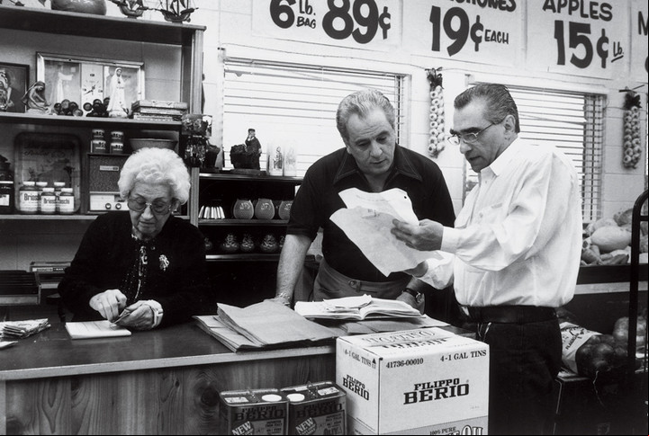 Martin Scorsese dirige a su madre  Catherine Scorsese y a Vinny Vella en el set de "Casino" (1995).
