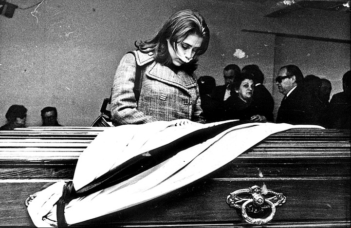 Elena Villagra ante el cajón de su pareja Ortega Peña asesinado el 1° de agosto de 1974 por la Triple A.
