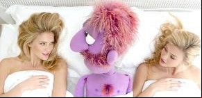Bar Refaeli censurada por “juguetear” con una marioneta