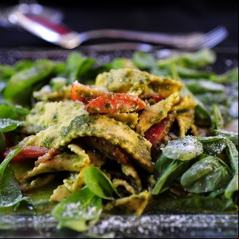 Pesto de rúcula y tomates cherry