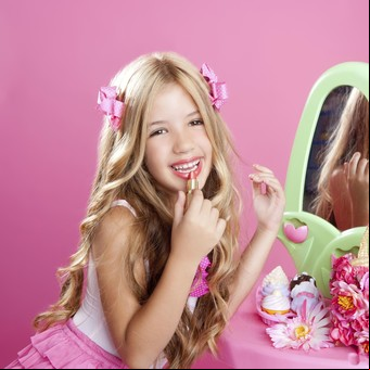 Maquillaje, brillos, animal print... ¿Estás “sexualizando” a tu hija? 