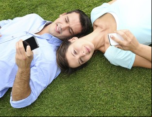 Las parejas que están alejadas sienten “más intimidad”