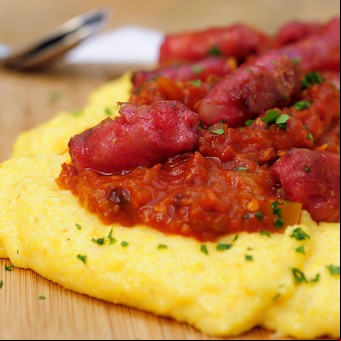 Polenta con salchicha parrillera