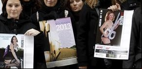Madres se desnudan en reclamo del micro escolar