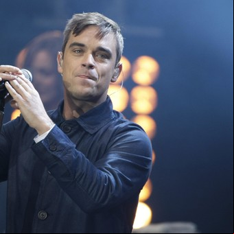 Robbie Williams tendría sexo con otro hombre