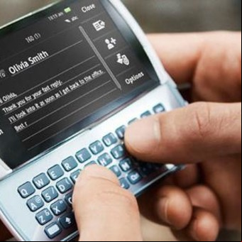 El Blackberry y el iPhone aceleran la aparición de arrugas en la cara