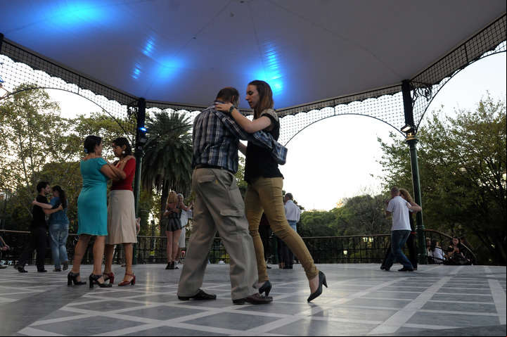Milonga. En la glorieta, ícono de Barrancas de Belgrano. Foto: Maxi Failla