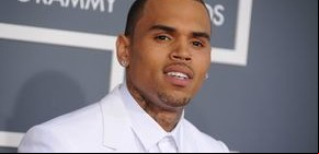 El rapero Chris Brown encontró a una iradora desnuda en su cama