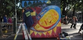 Arte popular en Patricios: puro color en los puestos de libros