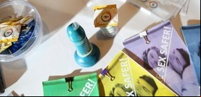 Crean un preservativo que cambia de color al o con enfermedades sexuales