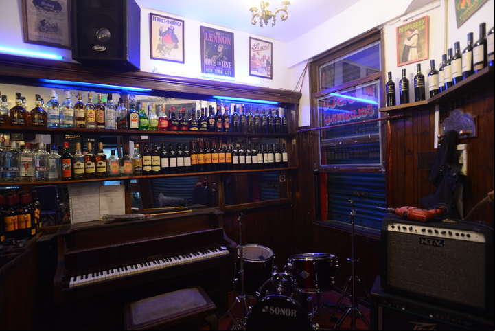 Interior. Música, tragos y tapas, proponen en el Rodney. / Luciano Thieberger