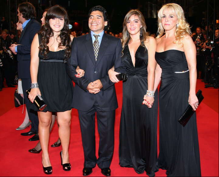 Claudia Villafañe, Dalma, Gianinna y Diego Maradona (AFP)