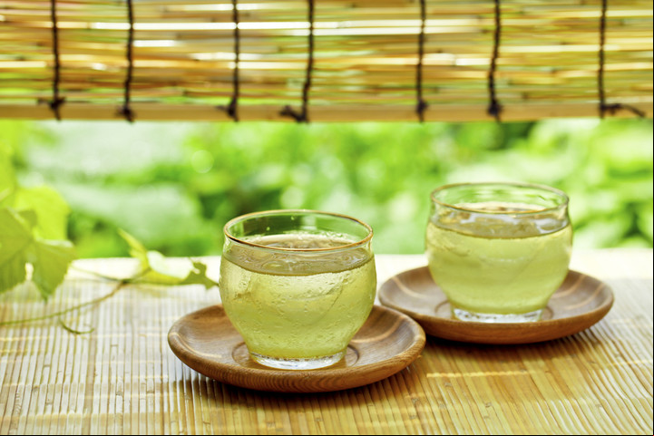 El té verde puede tomarse caliente o frío, sin perder sus numerosas propiedades.