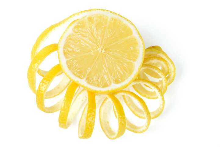 Antioxidantes, vitamina C y calcio, algunos nutrientes de la cáscara de limón.