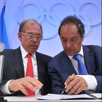 Scioli se lesionó el brazo izquierdo jugando al fútbol
