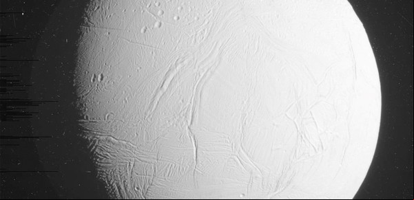 Encelado, la luna de Saturno, podría albergar vida extraterrestre