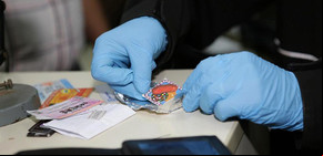 Encuentran droga escondida en un sticker del juego Candy Crush