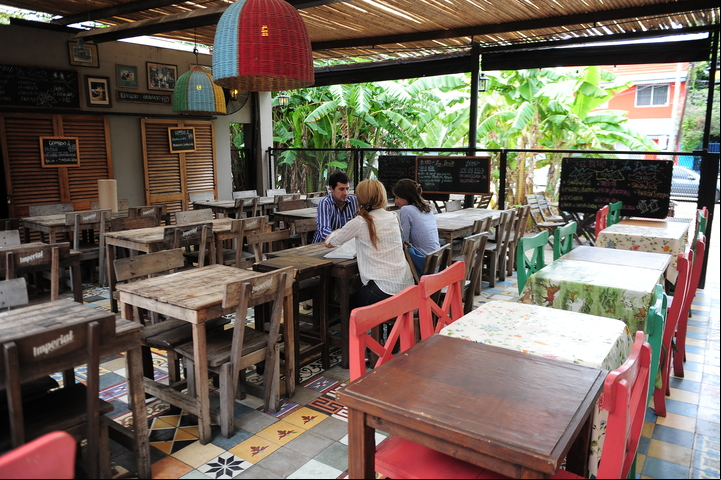 Como en casa. El patio de "La Dorita", parrilla y cantina, sencillo y cómodo. / Jorge Sánchez.