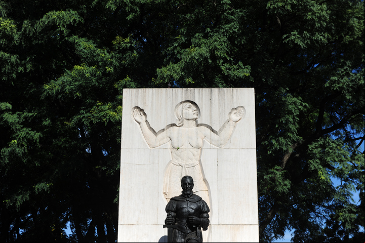 Monumental. La obra que muestra a Pedro de Mendoza y a un indígena, por la entrada al Lezama de Defensa y Brasil. / Emmanuel Fernandez