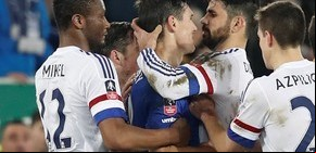 Diego Costa se sacó: escupió al árbitro, intentó morder a un rival y vio la roja