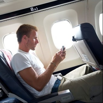 Qué puede pasar si no se activa el teléfono en modo avión durante un vuelo