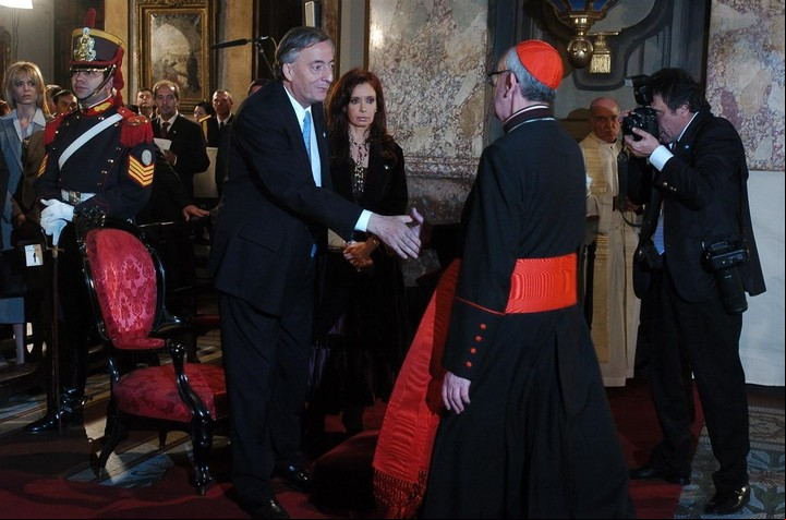 Tedéum del 25 de mayo de 2006, en la Catedral porteña, donde Bergolgio saluda al entonces presidente Néstor Kirchner y su esposa, la senadora Cristina Fernández. Foto Archivo Clarín