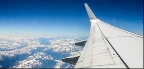 Un hombre demanda a una línea aérea por viajar entre obesos