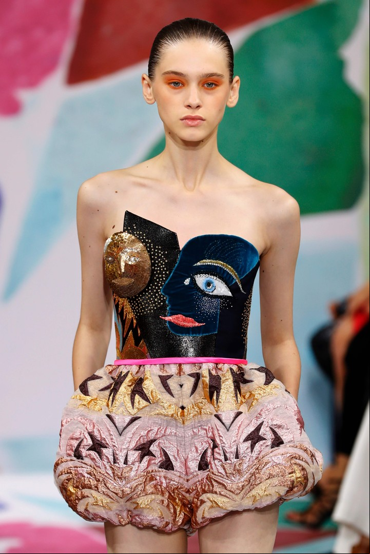 Una modelo presenta una creación de Schiaparelli. Foto: AFP PHOTO / PATRICK KOVARIK