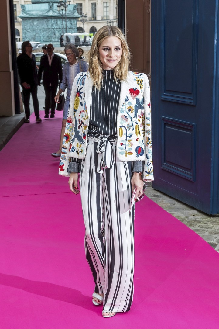 La "socialité" Olivia Palermo a su llegada a la presentación de la colección de otoño-invierno 2016/2017 del diseñador Bertrand Guyon para la firma Schiaparelli. Foto: EFE/Christophe Petit Tesson