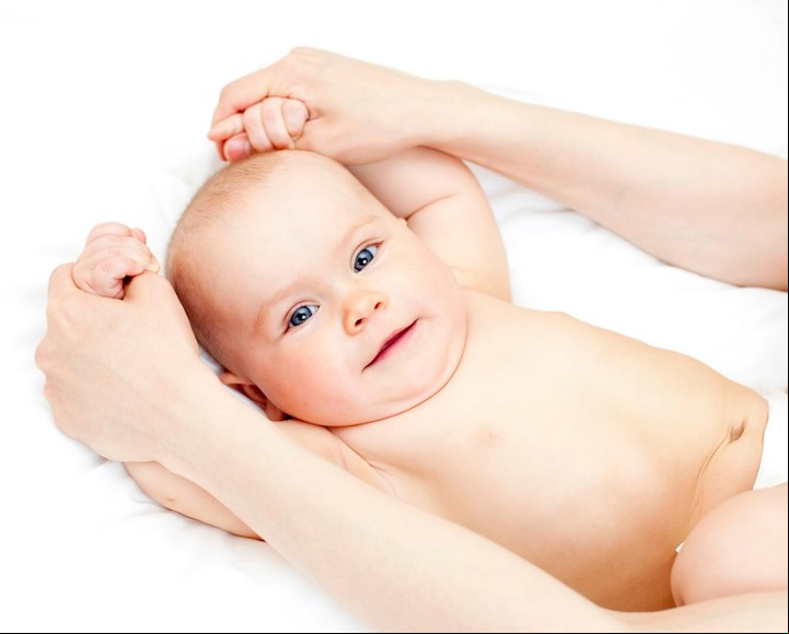 Inicia levantando sus brazos. Foto: Istock
