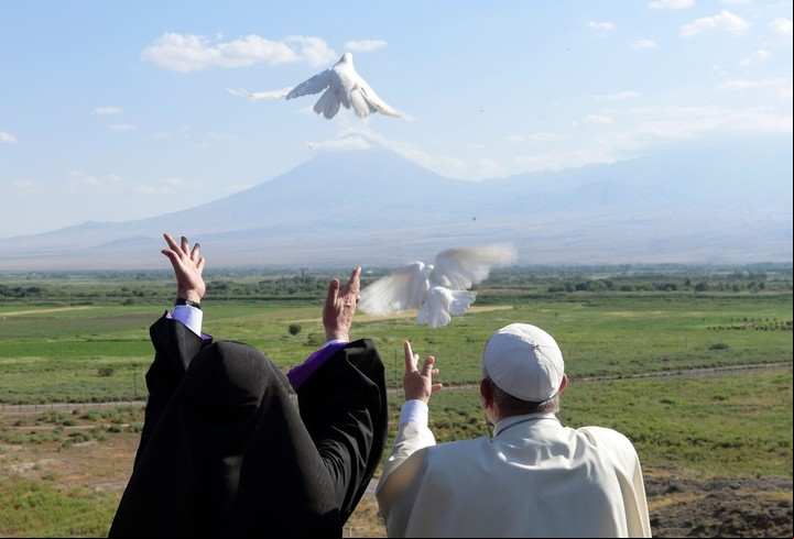 El papa Francisco y el patriarca de la Iglesia Apostólica Armenia, Karekín II, frente al monte Ararat en junio de 2016 (foto de AFP Photo / Osservatore Romano).