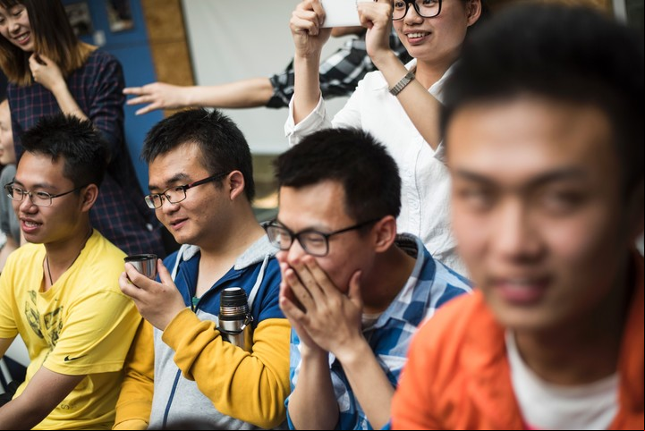 El profesor Xie Shu, de la Universidad de Tianjin, en China, de clases para encontrar pareja. Foto: AFP PHOTO / FRED DUFOUR
