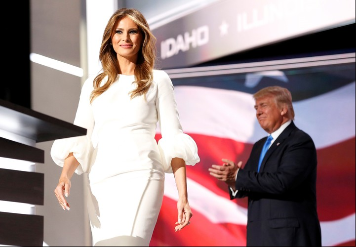 JL10. CLEVELAND (OH, EE.UU.), 18/07/2016.- El precandidato presidencial republicano Donald Trump (d) presenta a su esposa Melania (i) hoy, 18 de julio de 2016, en la apertura de la segunda sesión del primer día de la Convención Republicana en el Centro Nacional Republicano Quicken Loans Arena de Cleveland, Ohio. EFE/MICHAEL REYNOLDS eeuu cleveland ohio Melania Trump Donald Trump convencion nacional del partido republicano designacion candidato del partido republicano elecciones presidenciales eeuu 2016