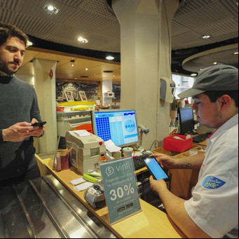 La billetera digital, en marcha: ya se puede pagar y enviar plata al instante con el celular