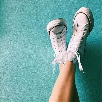 Zapatillas blancas: trucos para mantenerlas como recién compradas