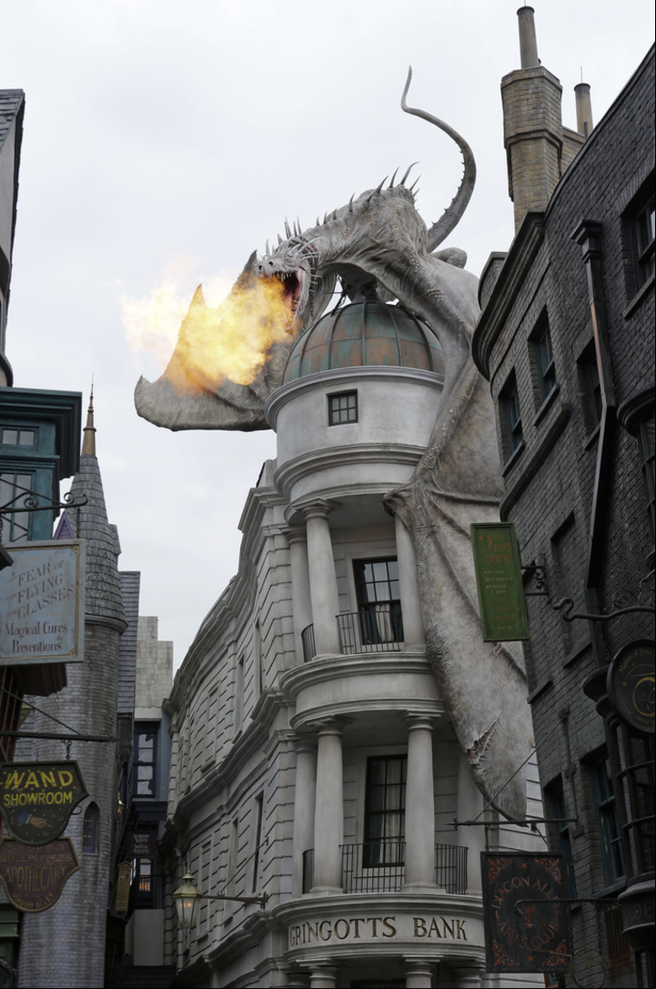 CLAIMA20160830_0057 John Raoux) Diagon Alley at the Wizarding World of Harry Potter, en Universal Orlando (AP Photo/John Raoux)