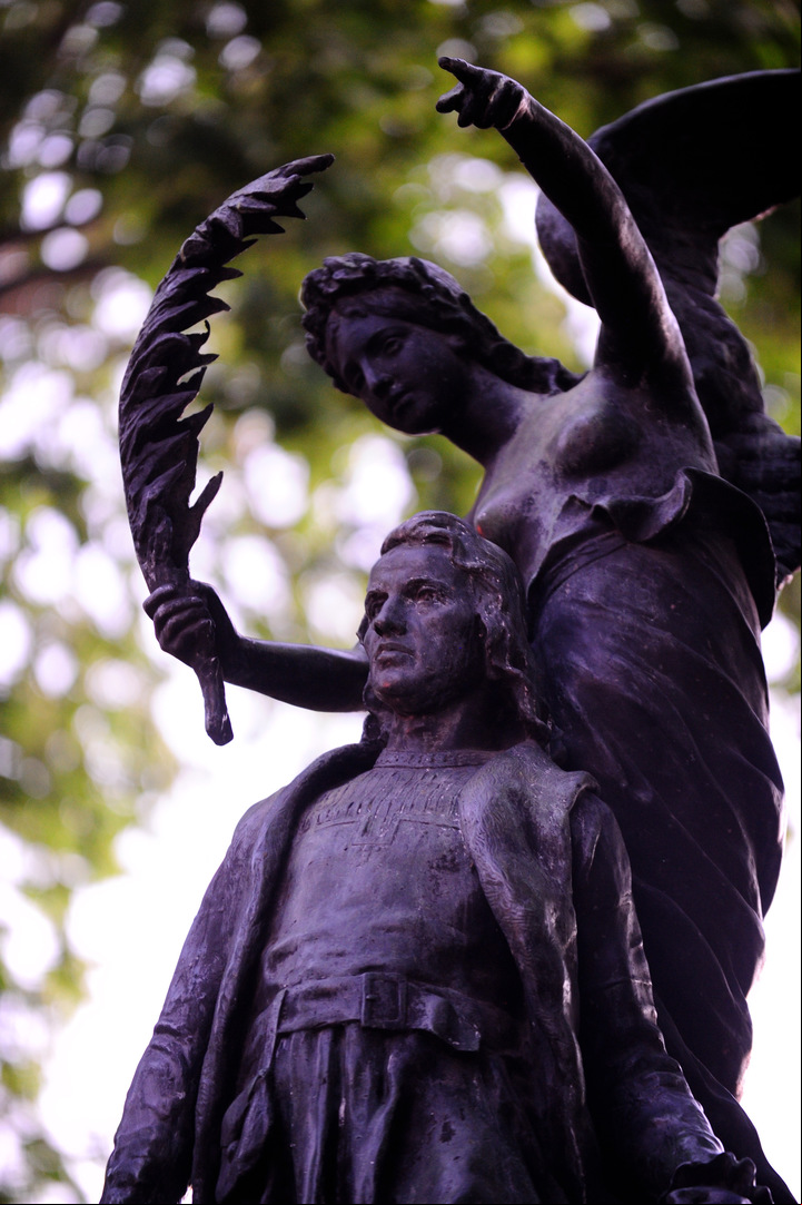 MONUMENTO CRISTOBAL COLON LINIERS
FOTO JUANO TESONE - FTP CLARIN - Colon LINIERS30.JPG - Z FTP JTesone - Tesone