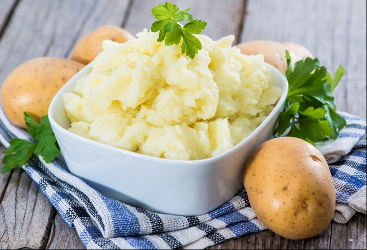 El puré de papas que sobra puede convertirse en ñoquis o bombas de papa.