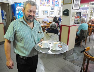 “Gerardo Romano se fue sin pagar el licuado de banana con leche”