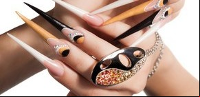 Uñas raras, rarísimas... ¿Te decorarías con pelos, piedras o alacranes?