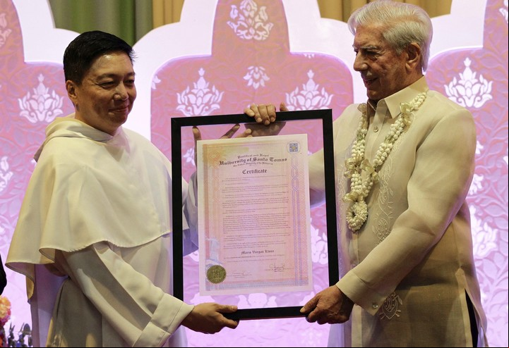 Mario Vargas Llosa, al recibir el título de doctorado honoris causa en la Universidad de Santo Tomás en Manila, Filipinas, en 2016. Foto EFE / Mark R. Cristino