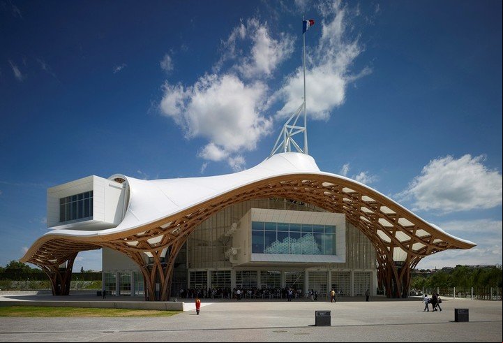 En Metz, capital de Lorena, la sucursal del famoso Centro parisino. El techo es de madera con forma de sombrero.